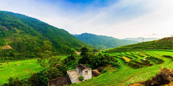 Con đường dẫn vào thác Khe Vằn uốn lượn qua ruộng bậc thang