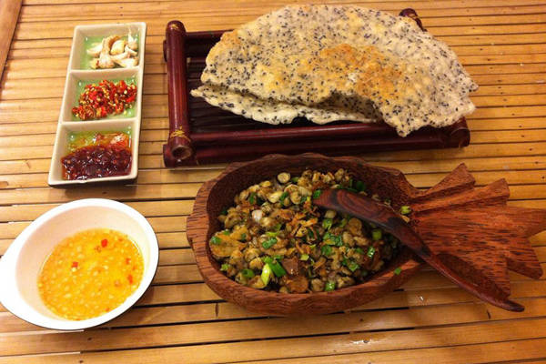 Hến trộn xúc bánh đa - món ngon Đà Nẵng