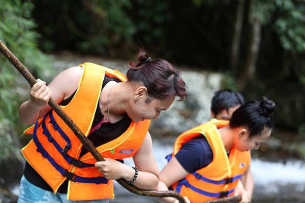 Và khi đến thác Tà Ngào, bạn sẽ được chiêm ngưỡng một vẻ đẹp hùng vĩ ẩn mình giữa đại ngàn. Cảnh quan hoang sơ tuyệt diệu khiến bất cứ ai cũng ngẩn ngơ sững sờ. Thú vị nhất là trò chơi trượt thác. Bạn sẽ lao băng băng trên lớp đá đen trơn trợt để thả mình rơi tự do vào hồ nước bên dưới. Với tốc độ cực lớn, toàn thân lao vun vút giữa khung cảnh rừng núi hoang sơ khoáng đạt, trượt thác Tà Ngào quả là hành trình nghẹt thở, đầy ly kỳ, mới lạ và thú vị.