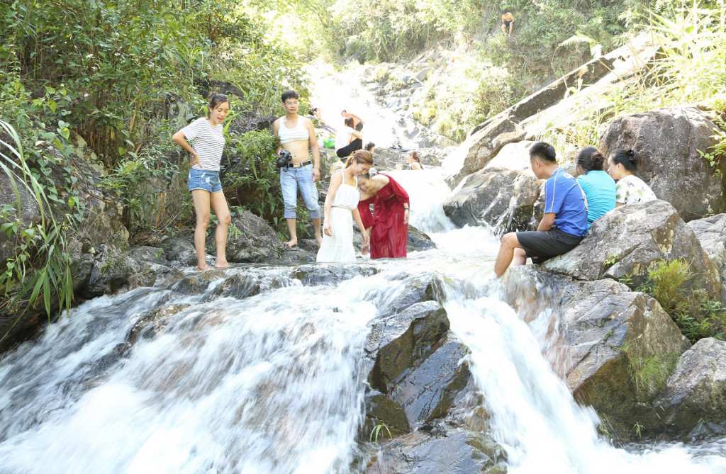 Du khách nghỉ ngơi ngắm thác. Ảnh: Báo Quảng Ninh.
