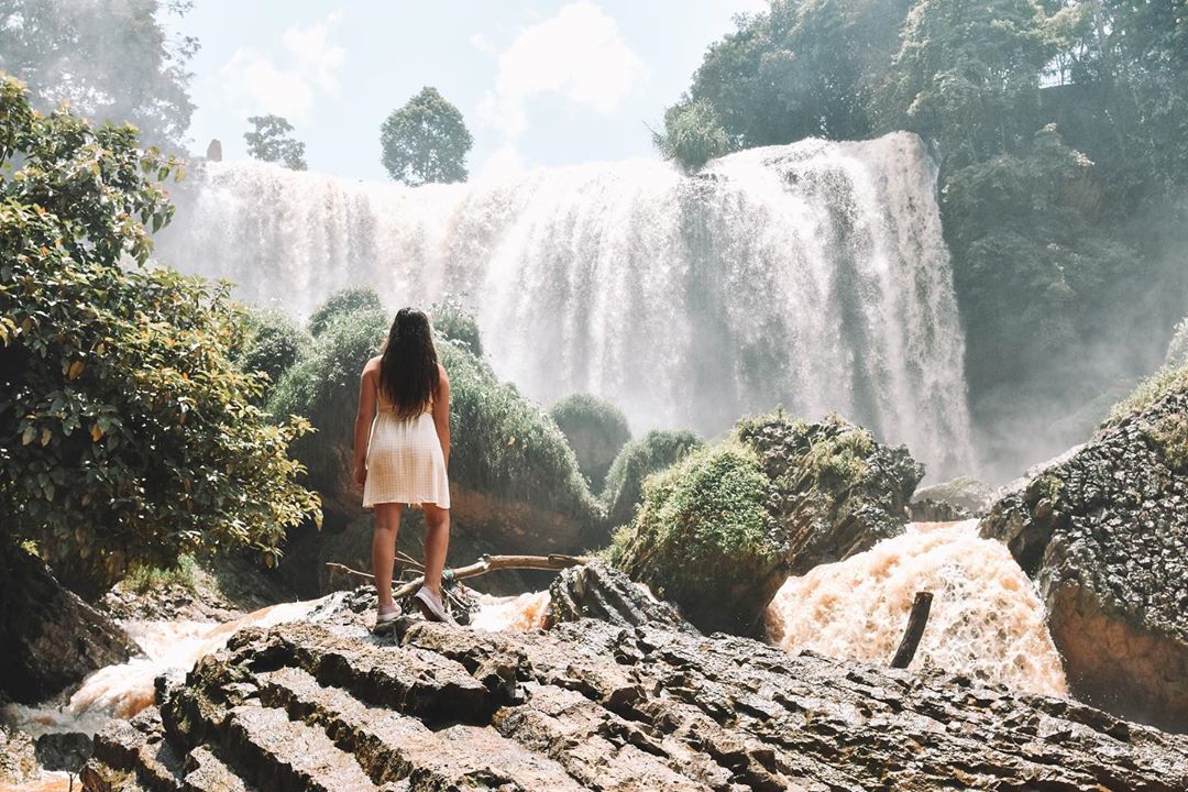 Hang Dơi bí ẩn bên chân thác Voi