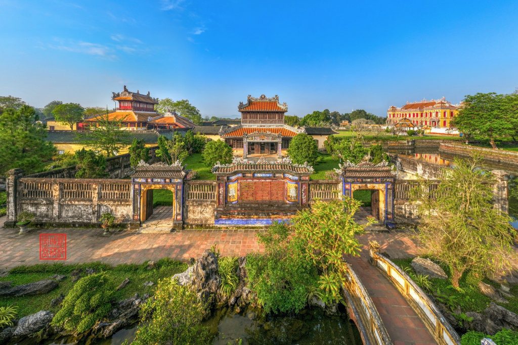 Không gian sân vườn xung quanh di tích Thái Bình Lâu Huế