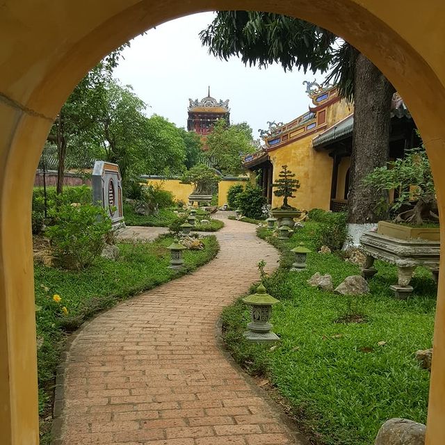 Khách du lịch check-in tại khuôn viên Thái Bình Lâu Đại Nội Huế