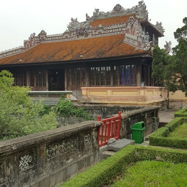 Cận cảnh những mảng chạm khắc khảm sành sứ tại Thái Bình Lâu Huế