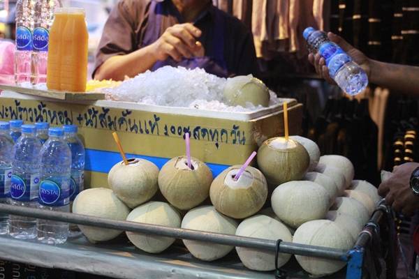 Người ta thích uống dừa dứa ướp lạnh hơn vì nó giải khát rất tốt.