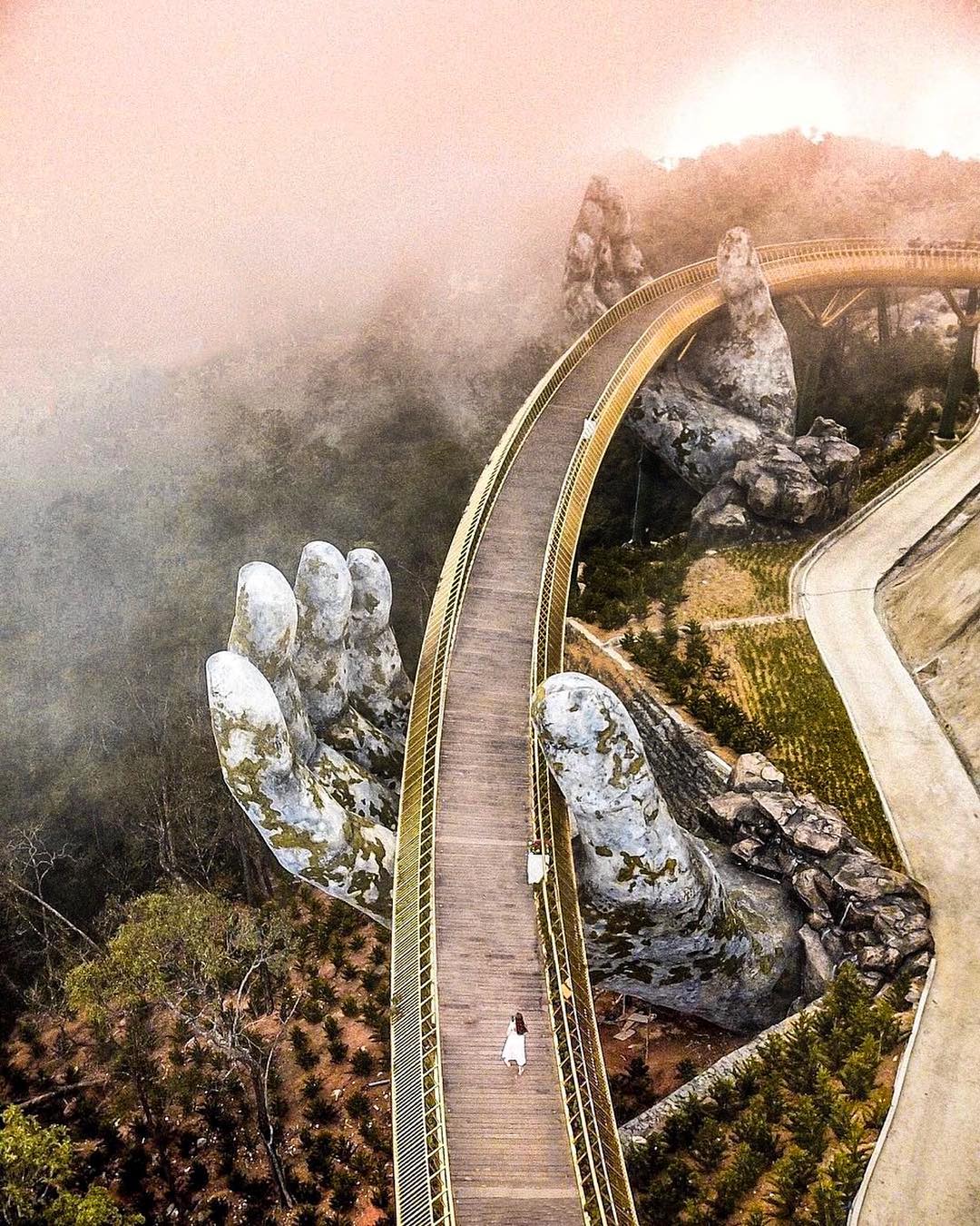 Cầu Vàng tại Bà Nà Hills trong lịch trình Đà Nẵng 3N2Đ