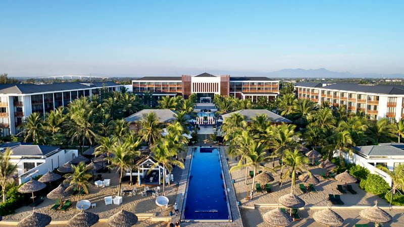 Bể bơi vô cực tại Sunrise Premium Hội An trong lịch trình Hội An 3N2Đ