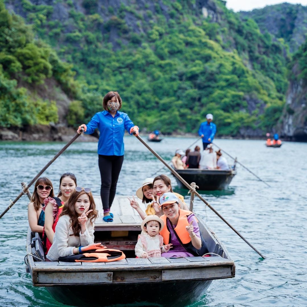 Tham quan hang động Vịnh Lan Hạ