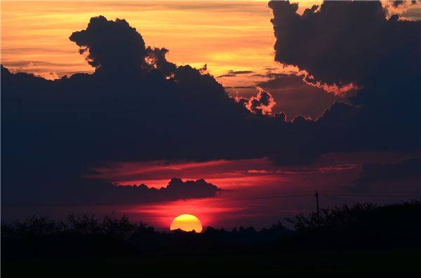 Mặt trời đỏ rực trên phá Tam Giang