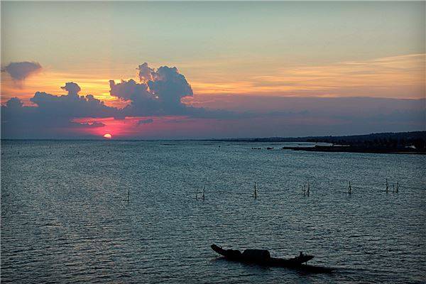 Khi màu tím của sắc trời đã nhuộm lên toàn bộ đầm, lên những con thuyền đang tấp nập về bến, bạn sẽ nhìn thấy những ngư phủ rắn rỏi với nụ cười rạng rỡ sau một ngày lao động vất vả. Ảnh: Vân Anh