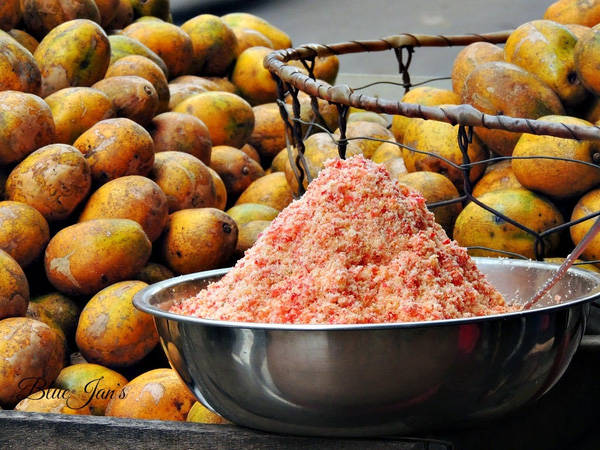 Cóc chín chấm muối ớt - món ăn vặt đặc sản tháng 11