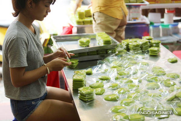 Mua bánh cốm cổ truyền trên phố Hàng Than