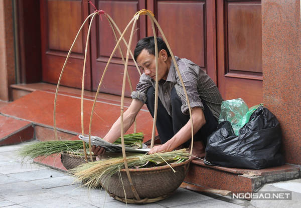 Người Hà Nội ăn cốm với chuối chín, cắn tới đâu thì chấm cốm tới đó. Cái dẻo thơm của cốm, quyện với vị ngọt nồng của chuối, tưởng như không liên quan mà lại rất ăn ý.