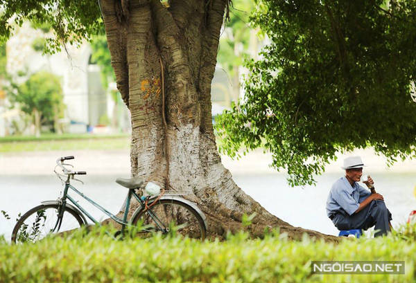 Ngồi bên hồ, thưởng thức một ly trà nóng, giữa không khí mát mẻ, nên thơ sẽ khiến cho trải nghiệm mùa thu thật trọn vẹn.
