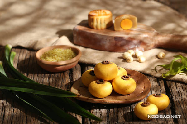Nhắc đến Hà Nội là nhắc tới mùa thu, người đi xa lâu ngày hay du khách ghé qua chớp nhoáng cũng sẽ nhớ nhất từng hơi thở mùa thu ở xứ này. Thế nhưng, thu Hà Nội không cố định vào đúng ngày đó, tháng đó mà chỉ khi bất chợt ngửi thấy mùi hương hoa sữa thoang thoảng, một sáng thức dậy bỗng thấy trời đất mát mẻ hanh hao hay khi bắt gặp những gánh cốm rong kĩu kịt trên phố, người ta mới nhận ra, mùa thu đã về.