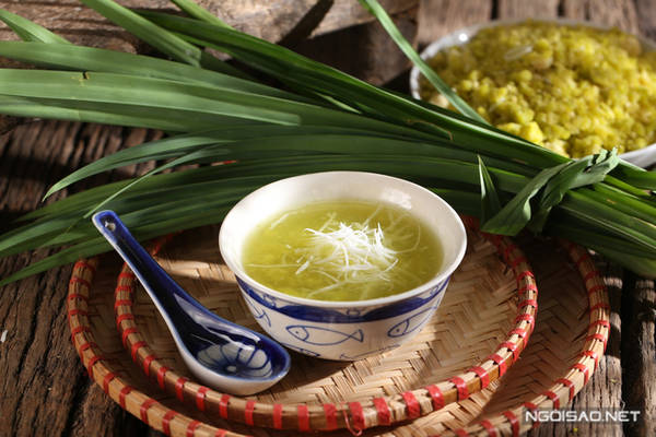 Hạt cốm dẻo thơm, vị ngọt thanh thanh, nhẹ nhàng như sữa non, cốm truyền thống được gói trong lá sen nên thoang thoảng một mùi hương dễ chịu. Ngoài cốm nguyên bản, người đầu bếp Hà thành còn chế biến nhiều món ăn như chè cốm, xôi cốm hay cốm xào cũng rất đặc sắc, không thể lẫn với bất cứ đâu.