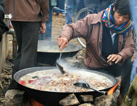 Thắng cố món ngon Sapa của người Mông ăn kèm rượu ngô