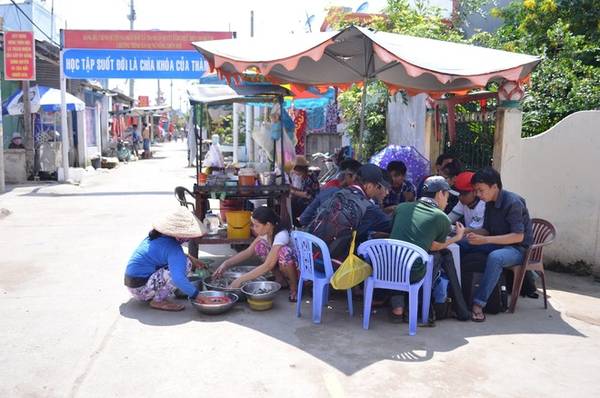 Hiện nay, hàng quán ở Thạnh An đã nhiều hơn trước, tập trung đông nhất ở chợ gần ủy ban xã và rải rác theo con đường chính qua khu dân cư trên đảo.