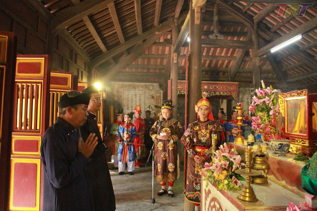 Tri ân tại từ đường. Ảnh: Đài phát thanh và truyền hình Huế.