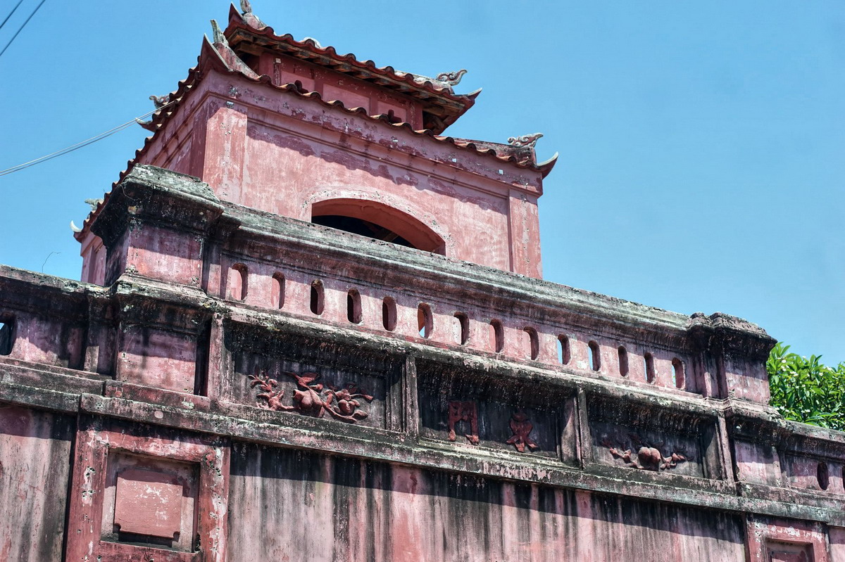 Mặt trước cổng thành cổ Diên Khánh ghi chữ Hán