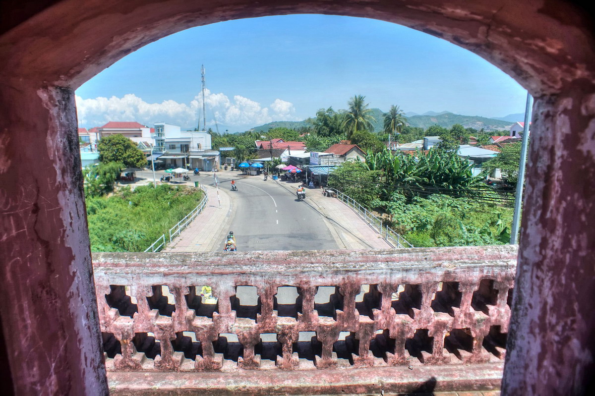 Lan can hai mặt cổng thành cổ Diên Khánh