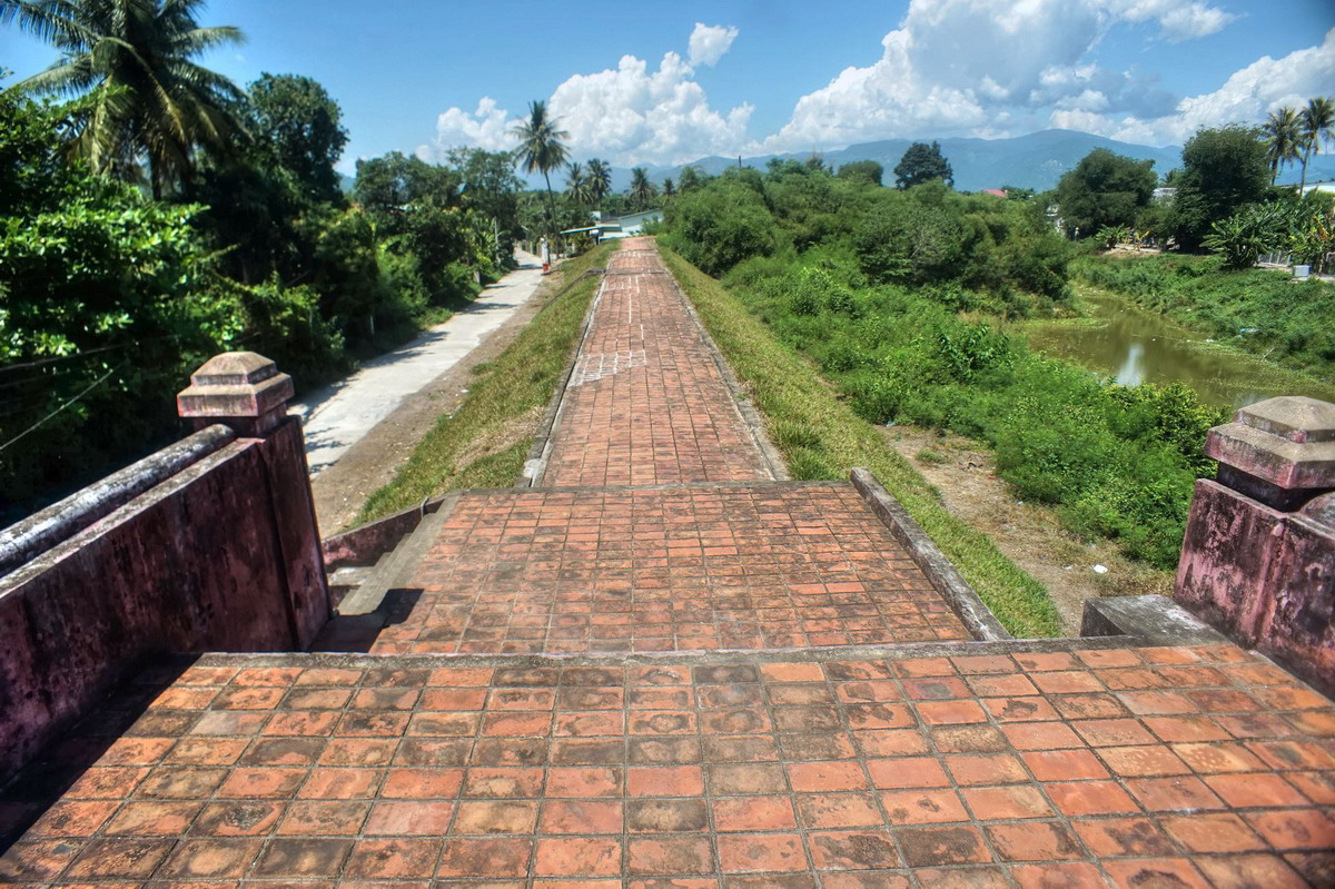 Hệ thống tường thành cổ Diên Khánh