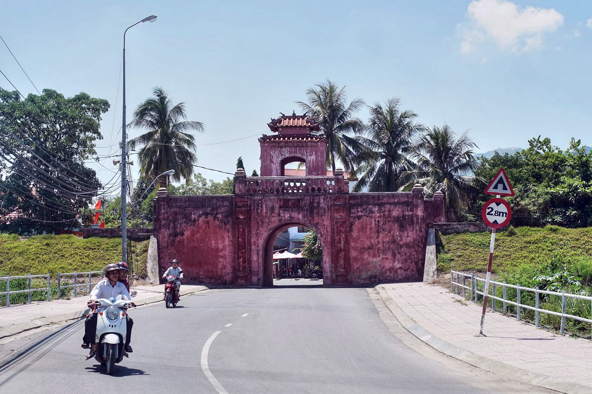 Cửa Tây thành cổ Diên Khánh Khánh Hòa