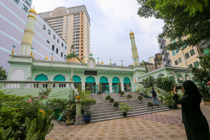 Thánh đường Hồi giáo Jamia Al-Musulman nằm ở số 66, đường Đông Du, quận 1, TP HCM. Đây là thánh đường nổi tiếng bậc nhất của Sài Gòn, với diện tích khoảng 2.000 m2.