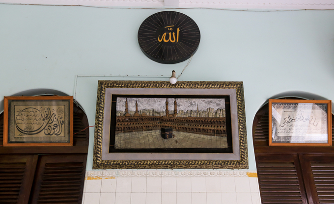 Bức tranh thánh địa Mecca ở Saudi Arabia, thủ đô tinh thần của thế giới Hồi giáo, được treo trang trọng trong một góc hành lang.