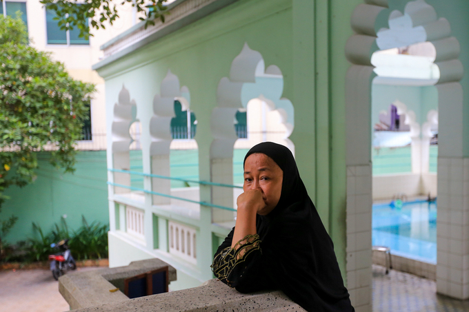 "Ngày nào tôi cũng đến đây để làm lễ tạ ơn thượng đế và đọc kinh Koran, nếu không đến được thì làm lễ ở nhà, miễn sao ngày đủ năm lần", bà Baracat Lisa cho biết.