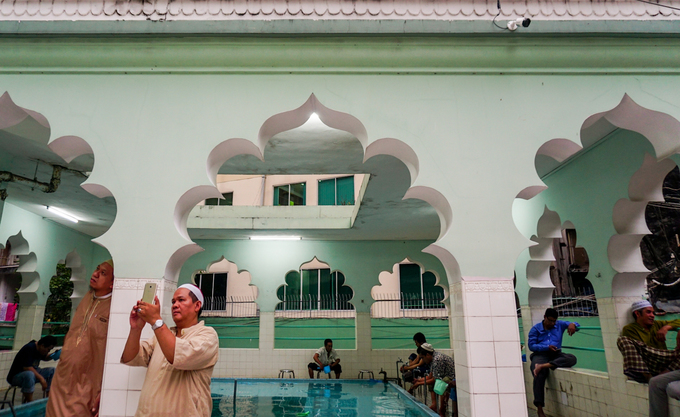 "Tôi gắn bó với Thánh đường Jamia Al-Musulman từ nhỏ, bao năm qua kiến trúc vẫn không thay đổi. Thánh đường này có diện tích không quá lớn nhưng là điểm hành lễ rất quen thuộc của cộng đồng Hồi giáo tại Sài Gòn từ khi mới xây dựng. Nơi đây còn được xem là một thánh đường Hồi giáo quốc tế khi rất nhiều người nước ngoài cũng đến đây", ông Adam Sah (80 tuổi) chia sẻ.