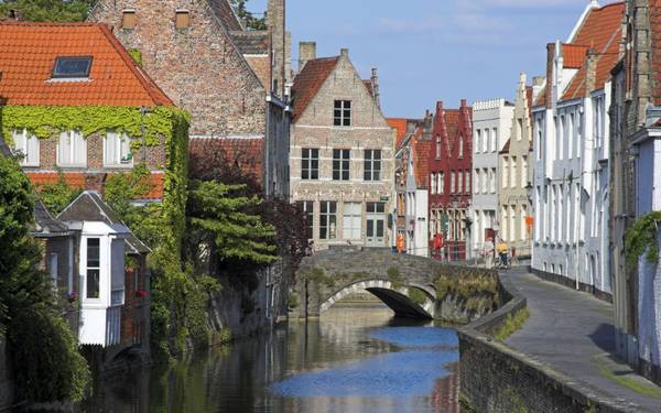 6. Bruges, Vương quốc Bỉ Được ví von như “Venice của phương Bắc”, Bruges, Vương quốc Bỉ, là tổng thể hài hòa giữa kiến trúc cổ với sắc màu thiên nhiên, dường như chỉ xuất hiện trong... các câu truyện cổ tích của nhà văn Hans Christian Andersen. Ảnh: Roughguides