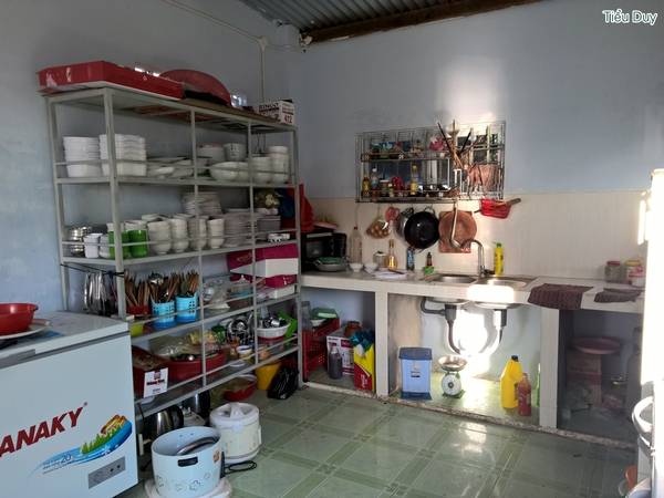 Khu vực bếp nấu sạch sẽ của quán