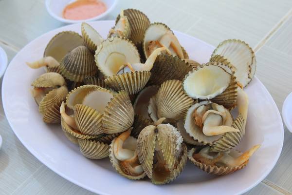 Quán có nhiều món ăn hải sản đa dạng, giá rất cạnh tranh. Trong ảnh là dĩa Sò Mồng luộc thơm phức. Ảnh: Kua
