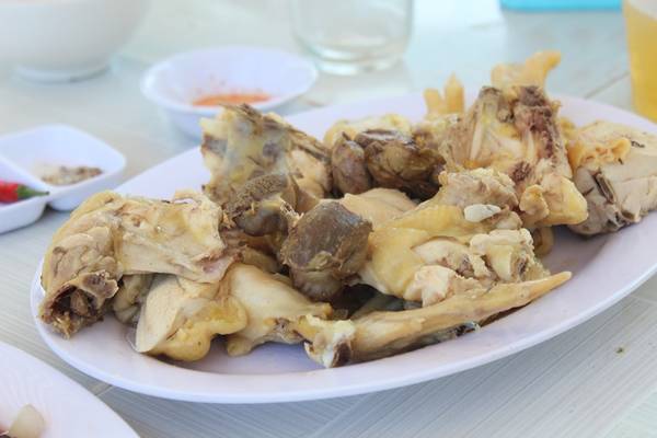 Gà ở đây còn gọi là "gà chỉ" - một đặc sản của quán Thanh Trà. "Gà chỉ" có nghĩa là bạn thích con nào thì chỉ con đó, quán sẽ làm cho bạn tùy theo yêu cầu. Ảnh: Kua