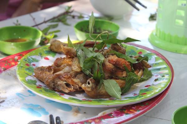 Nếu đi từ 4 - 6 người, bạn có thể chọn 1 con gà, nửa con làm gà chiên nước mắm. Ảnh: Xoài