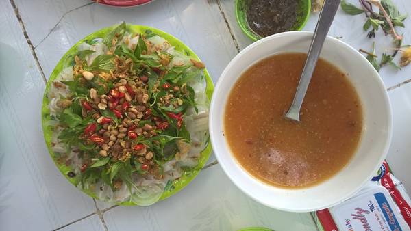 Còn đây là món gỏi cá mai chấm mắm nêm cuốn bánh tráng. Nhìn thôi đã thèm. Ảnh: Tiểu Duy