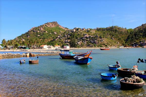 Biển ở Bãi Ngang tuy không tắm được nhưng trong xanh không kém bất kỳ nơi nào trong vịnh Cam Ranh. Ảnh: Kua