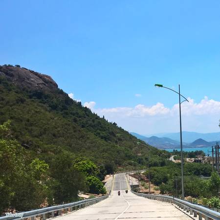 Từ ngã ba TL702, bạn rẽ vào thôn Bình Lập với những đường dốc uốn lượn quanh đèo, những vịnh biển nhỏ hiện ra như một bức tranh phong thủy hữu tình. Hết đoạn đường đèo dốc, bạn rẽ trái và đi đến cuối đường, phía tay trái là quán Thanh Trà. Ảnh: Tiểu Duy