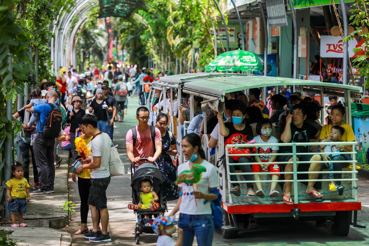 Thảo Cầm Viên Sài Gòn đông đúc khách tham quan sau khi mở cửa trở lại