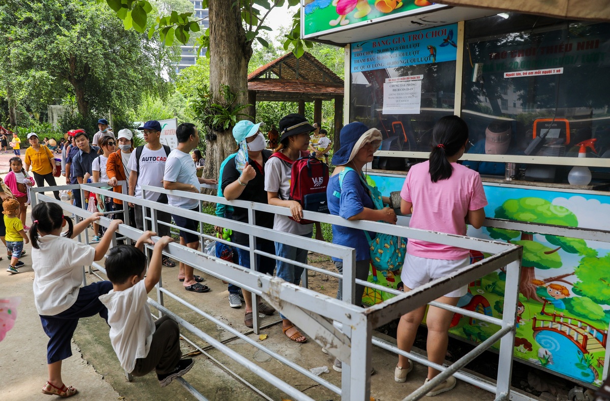 Quầy bán vé trò chơi thiếu nhi tại Thảo Cầm Viên Sài Gòn