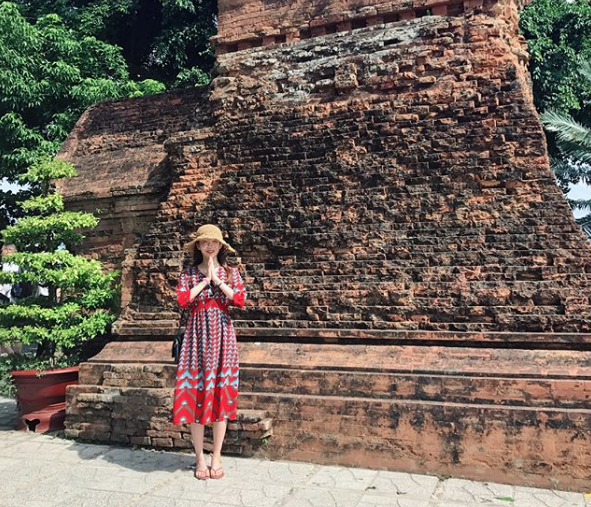 Khách du lịch chụp ảnh check-in tại Tháp Bà Ponagar