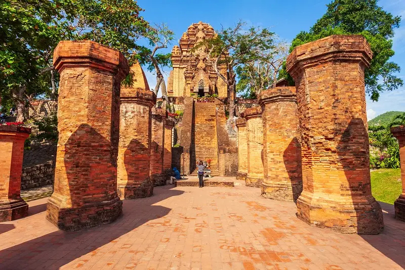 Du khách tham quan Tháp Bà Ponagar Nha Trang