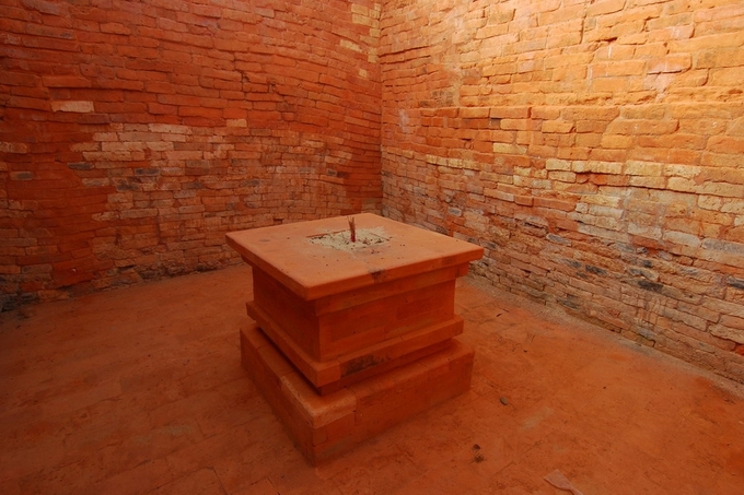 Bệ này được cho là nơi đặt linga (thể hiện đặc tính dương), yoni (tính âm).