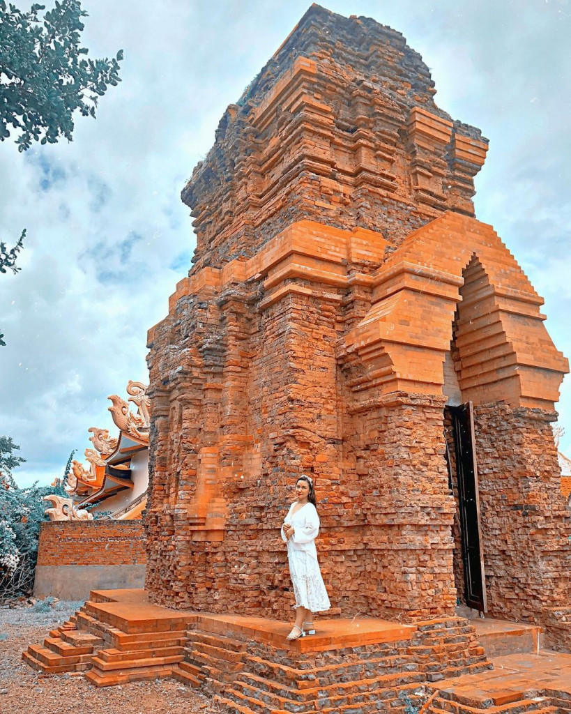 Tượng công chúa tại tháp Poshanư Phan Thiết