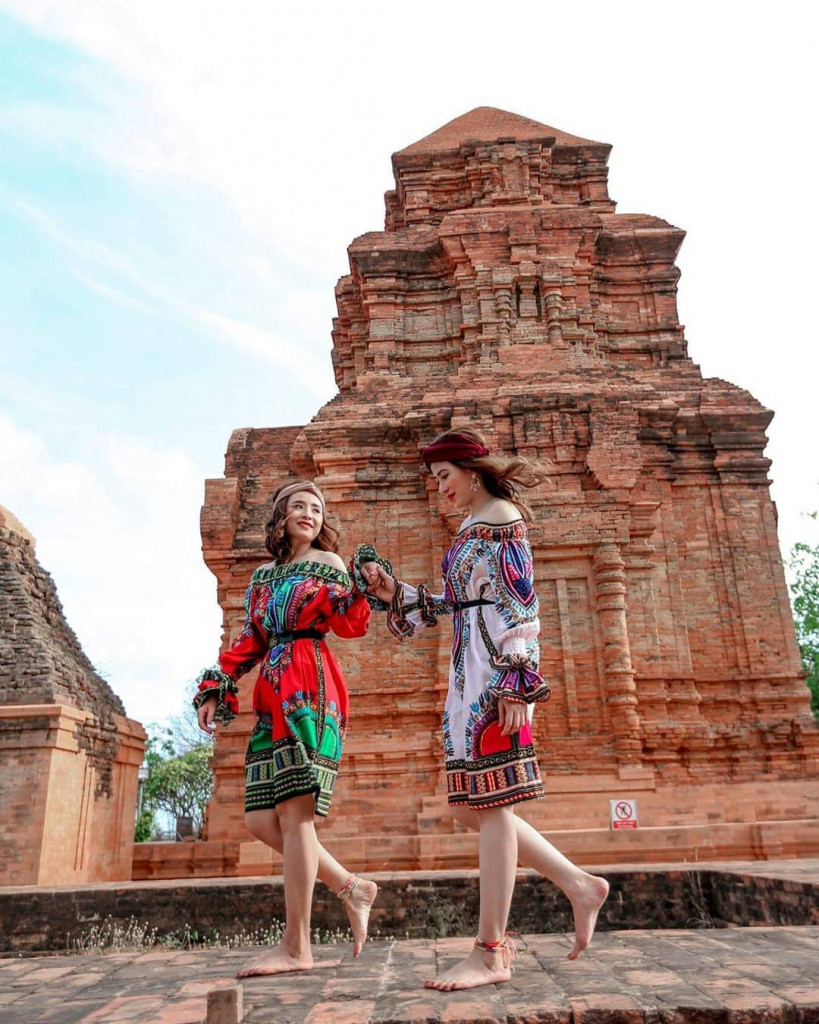 Du khách tham quan tháp Poshanư Phan Thiết