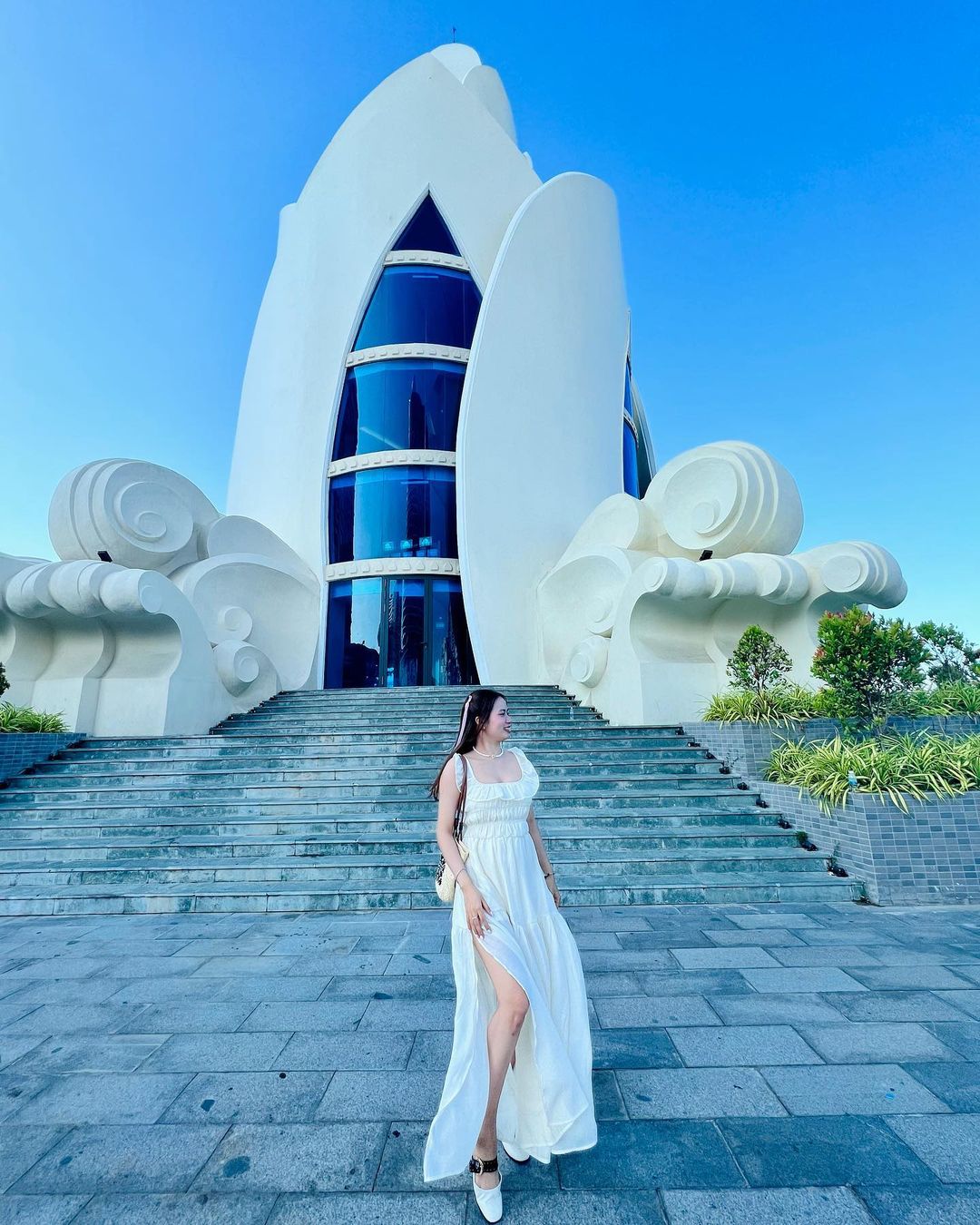 Du khách check-in tháp Trầm Hương Nha Trang