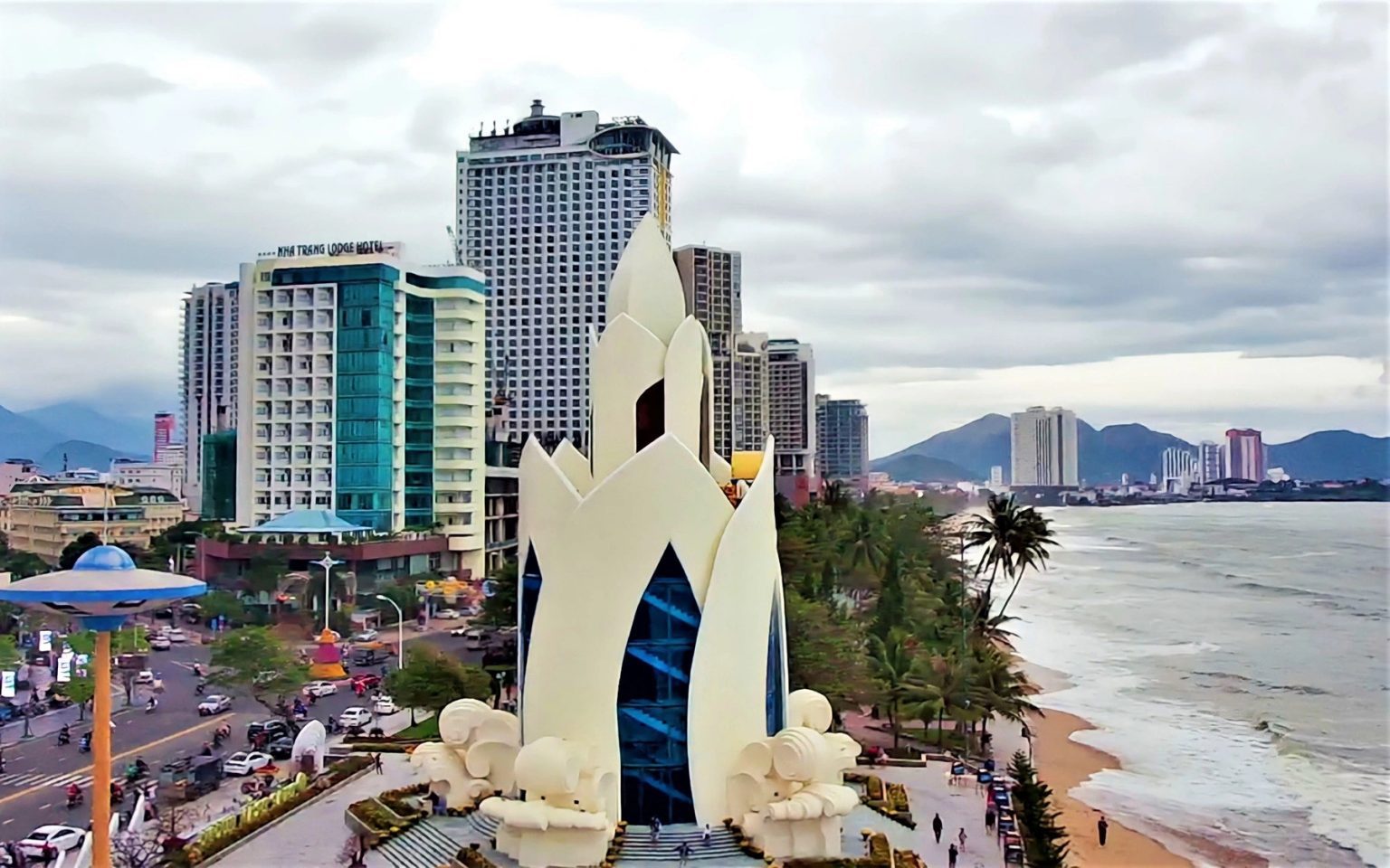 Tháp Trầm Hương Nha Trang tọa lạc tại quảng trường 2/4