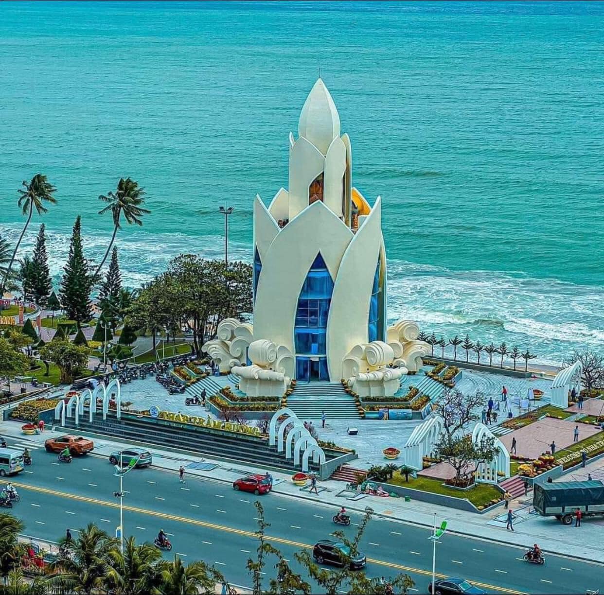 Ngắm cảnh biển từ tháp Trầm Hương Nha Trang
