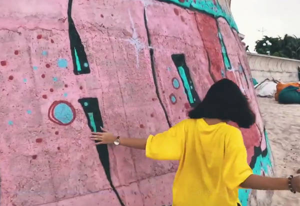 Hai cô gái tự quay tự dựng clip.